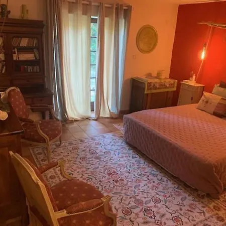 Sous Les Cypres Bed and breakfast
