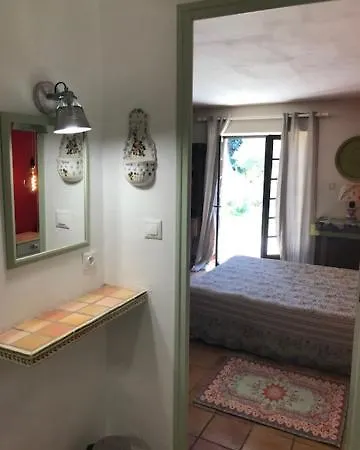 Sous Les Cypres Bed and breakfast *