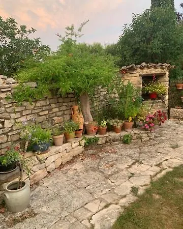 Sous Les Cypres Bed and breakfast *