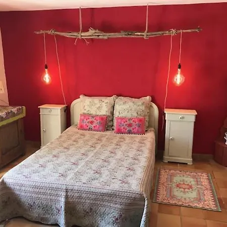 Sous Les Cypres Bed and breakfast